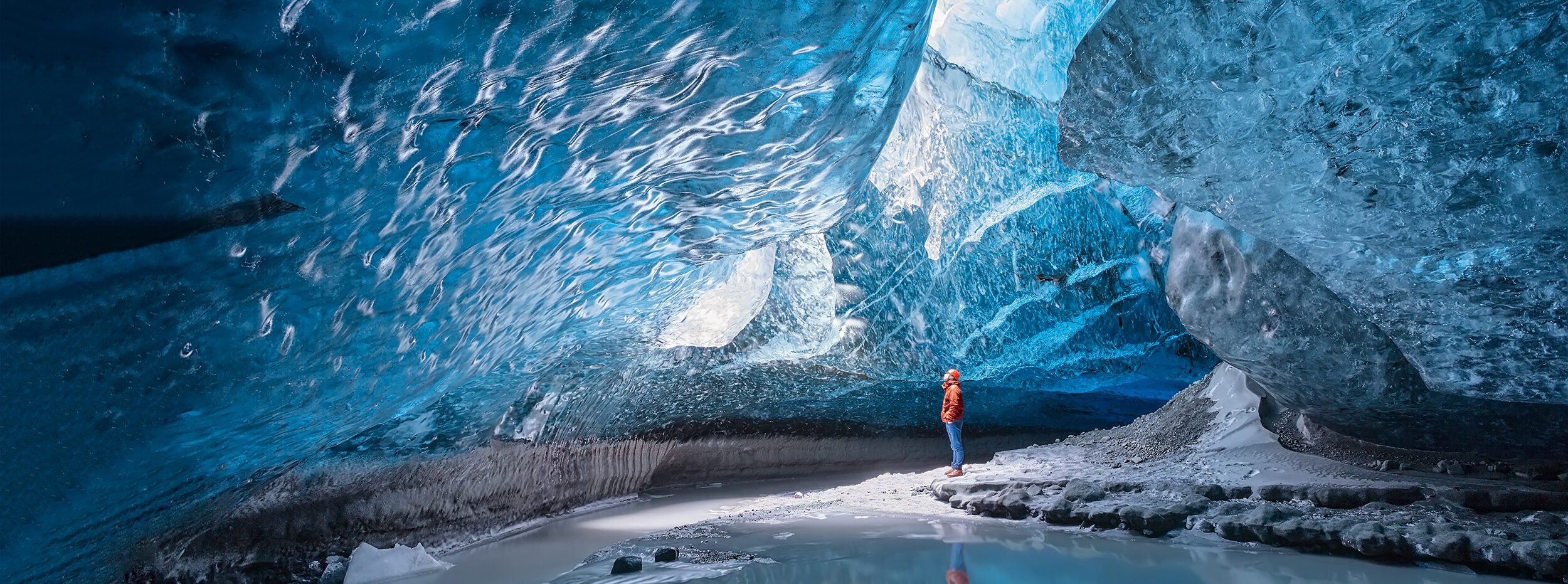 Mann in einer Eishöhle | IGP-DURA®one 56 Pulverlack-Serie für tiefere Einbrenntemparaturen | © Shutterstock